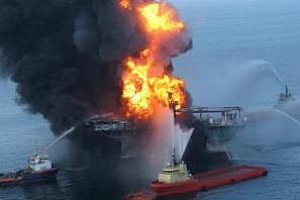 美国亚拉巴马州一石油钻井平台起火 暂未有人员伤亡 起火原因还不清楚