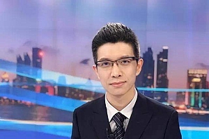 是演我本人了!央视直播出现小失误切错镜头朱广权一秒切换状态!赞了!
