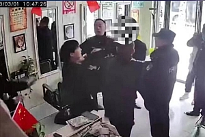 警方通报湖北仙桃一店主在店内被城管掌掴,官方回应将严肃处理
