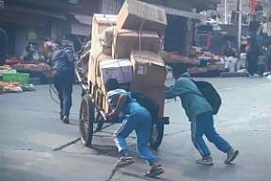 学生帮腿脚不便大叔推车:善从小,人从德,处从品