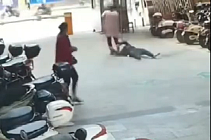 男子突然从高空坠落吓坏路人 魂飞魄散生死一瞬间