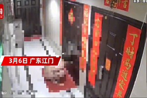 男子脱光衣服蹲在业主家门前拧锁,女业主当场吓蒙!