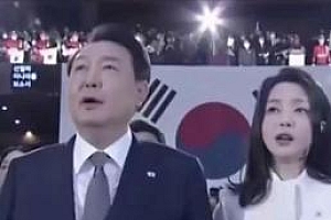 韩民众带总统雕像游街抗议亲日言论 反对其为侵略者洗白