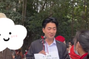 男子在相亲角“反向相亲”气懵大妈 网友:再附加一个当“上门女婿”