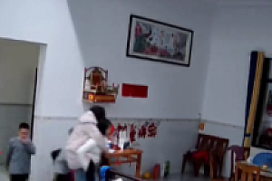 妈妈晕倒 两兄弟给妈妈闺蜜打电话,送医救助后在院里相拥打气