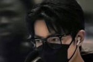 肖战回国机场路透 “在现场,我是眼镜”