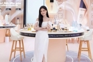 李一桐白裙现身武汉活动 皮肤白皙锁骨明显优雅又美丽