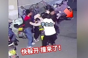 轿车后溜女子护住孩子险受伤 动作迅速麻利真的很棒