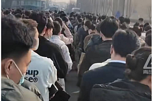 空乘招聘排队7小时面试3分钟 只选30人1970个陪考
