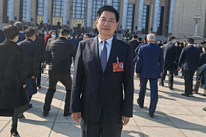 委员谈00后刮腻子成世界冠军:职业教育既能顶天又能立地