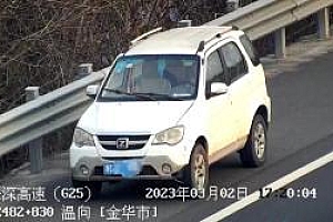 小车违停监控员联系车主 发现车被盗 毛贼车内昏睡