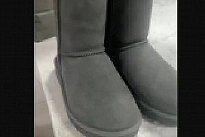 强买强卖?女子抹护手霜摸UGG靴子被要求买下:已向总部投诉并报警