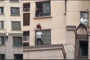 男子化身“蜘蛛侠”救小孩,网友:大哥身手矫捷