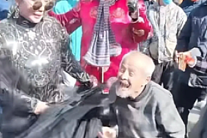 沈阳一公园整治钻裤裆等不雅舞姿 直播走红惹来祸