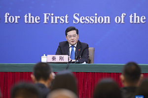 秦刚用赛跑比喻中美关系:美方要中国打不还手骂不还口?