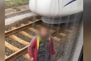 男子上铁轨逼停两列火车? 铁警回应:患精神障碍的残疾人