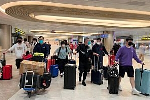 马琳率领国乒出征新加坡,抵达后将进行场地的适应性训练