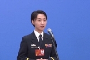 辽宁舰90后女少校走上代表通道 曾英语喊话外军舰机