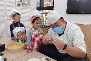 大厨辞职做幼儿园营养员 “20岁上幼儿园小班来的及吧”