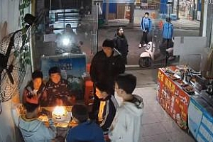 老板为庆生男孩营造氛围 也是在回忆自己的青春吧
