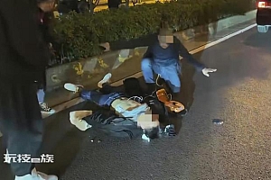 陕西西安一路人车祸受伤口吐白沫 男子用AED救遇车祸小伙