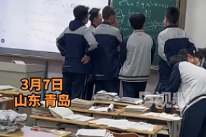 晚自习后学生围在黑板前解题,网友:我想在上一堂晚自习