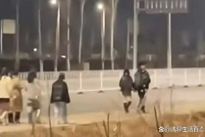 出租车乱要价 大学生走2小时回学校 安全谁来保障