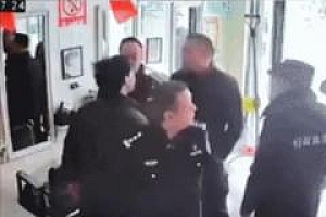 城管扇店员耳光引发冲突,太嚣张了,好大的官威!