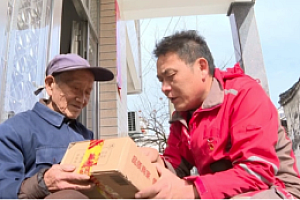 快递小哥每天给自己送上百个包裹 背后故事令人感动