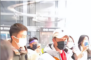 人民网评粉丝接机行为不妥 张颂文打脸多少演员呢