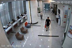 女子送锦旗感谢警察找回30万却被抓 网友:这抓马程度堪比偶像剧