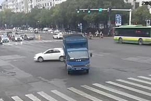 惊险一刻!消防员飞奔截停失控卡车 这些安全驾驶习惯千万要牢记!