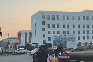 小女孩反坐后座展示奖状 拍摄者:像极了小时候的自己