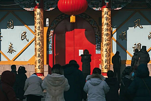 寺庙门口,挤满了等待上岸的人