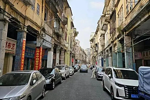 “旧厂街”,在十字路口