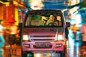 五一档提前开打,联瑞杠上亭东