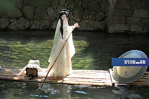 竹筏上划船的古风美女高清壁纸图片