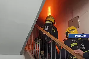 火苗破门而出!西安一小区住宅发生火灾,原因是……