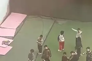 江西一幼师脚踢多名孩子、还脱孩子裤子打屁股?园方及教体局回应