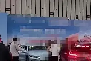 南京新能源车展极氪汽车撞倒多人,家长怒拍驾驶舱“撞到我儿子了”,警方介入