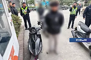俩小伙不仅长得一模一样,还做了同一件事被民警抓获……