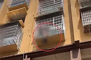 益阳一男童被卡防盗网摇摇欲坠,有人伸手拉有人撑棉被,10来分钟成功解救