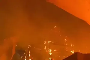 浙江台州一寺庙深夜突发大火,当地:2个小时后扑灭,无人员伤亡