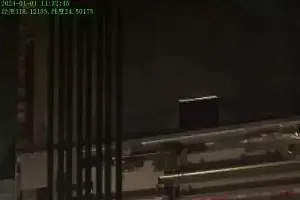 离谱!两人维保电梯,其中一人竟是“纸片人”?