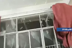 江西一高校教室玻璃因暴雨爆裂,校方:有部分学生受伤
