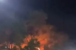 广东一高校实验楼夜晚发生爆炸?校方回应:阳台发生火情,学生安全疏散