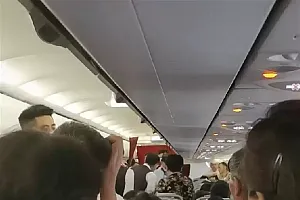 女子躺座椅上不起致航班延误2小时,桂林航空:不符合起飞条件