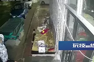 男子砸商铺玻璃门弄丢自己手机,还报警求助