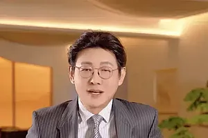 前央视名嘴程前复出,与倪萍同框直播首秀