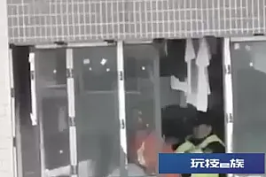 女子突发躁狂高空抛子,律师释疑刑责,更多细节披露